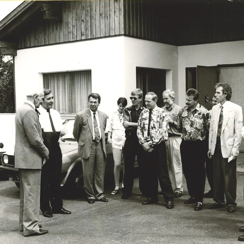 Das Bild zeigt einen Besuch des damaligen Landeshauptmanns Dr. Martin Purtscher in den 80er Jahren, der mint einer Delegation die Firma besuchte. Schwarz-Weiß Bild