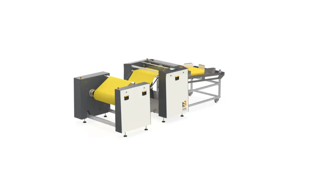 Schlagschneidemaschine mit Arbeitsbreite 700mm großem Produktaufwickler für Produktrollen bis Durchmesser 600mm.. Dahinter ein Ablagetisch für Produkte bis 1,5m Länge.